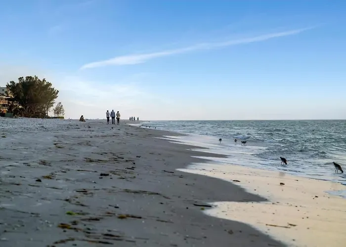 Apartment Stones Throw Beachfront Family #3 Views *
