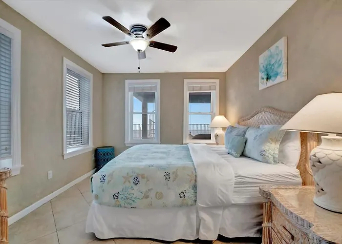 Stones Throw Beachfront Family #3 Views Apartment