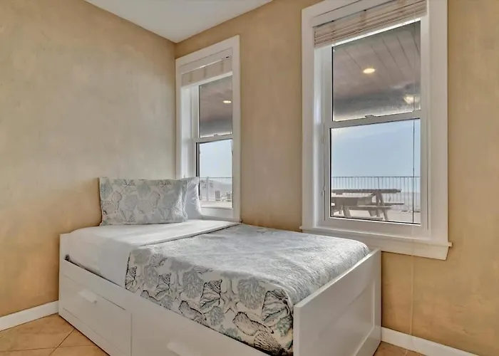 Stones Throw Beachfront Family #3 Views Apartment