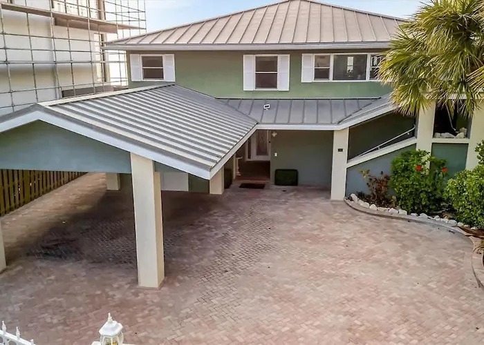 Stones Throw Beachfront Family #3 Views Apartment *