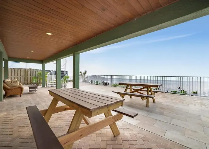 Stones Throw Beachfront Family #3 Views Apartment *
